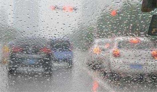 雨天吹挡风玻璃费油吗