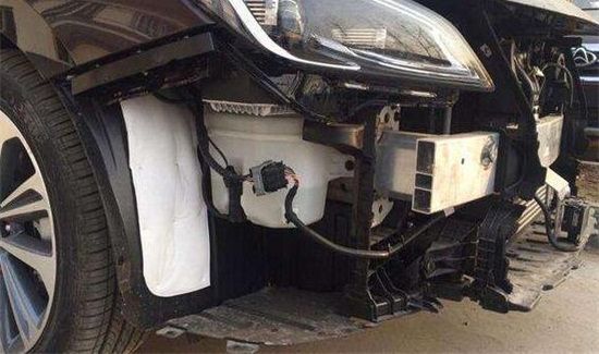 车保险杠下面的塑料叫什么