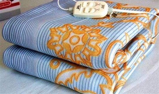 电热毯铺在褥子下面还是床单下面