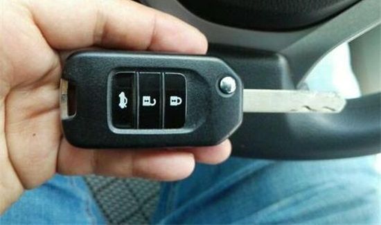 思域车钥匙换电池方法