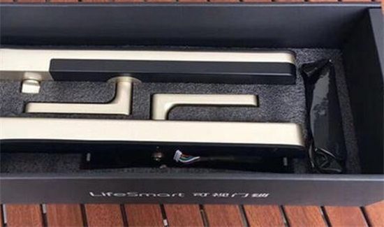 密码锁换电池方法