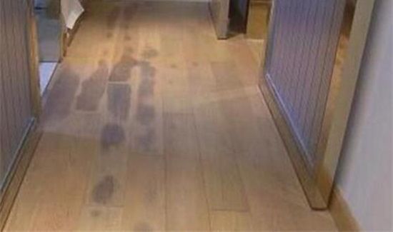 家里地板黏糊糊的怎么办