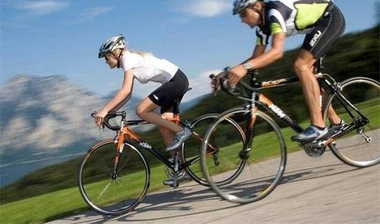 躺着骑自行车姿势