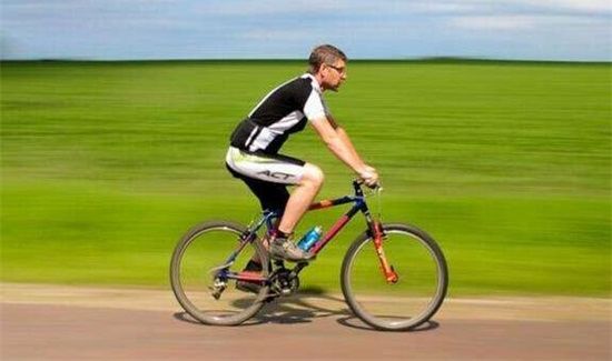 骑自行车姿势脚怎么放