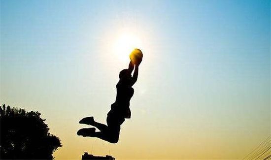 打篮球运球正确姿势