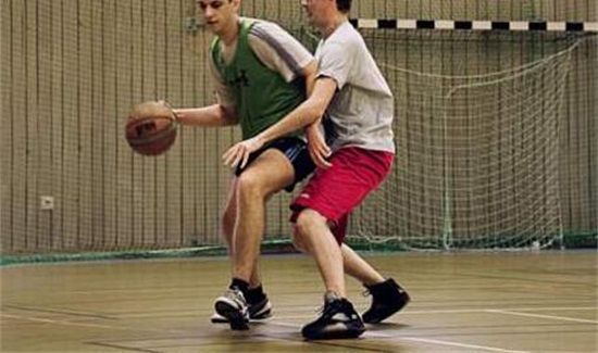 篮球投球时什么叫打手