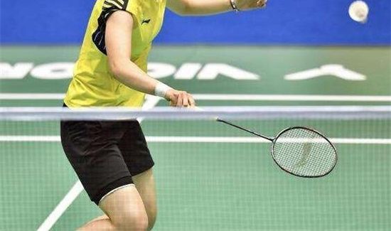 羽毛球发球技巧