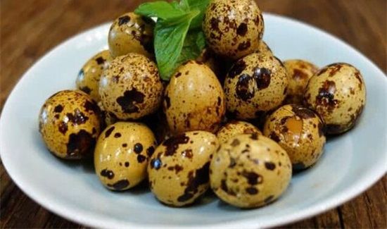 吃鹌鹑蛋能喝牛奶吗