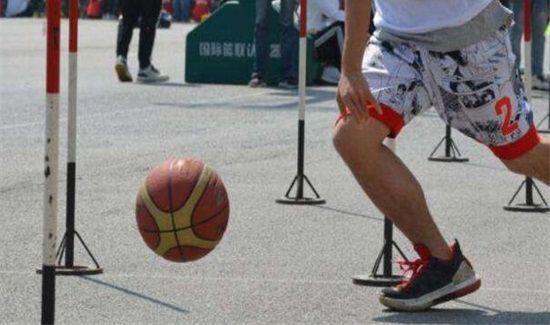 打篮球运球基本动作