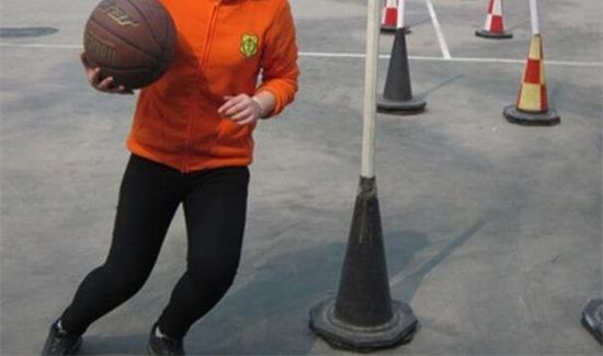 打篮球运球僵硬怎么办