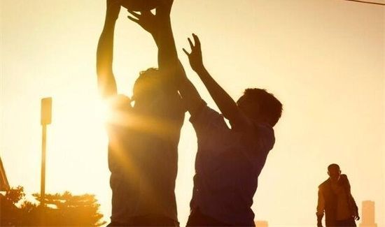 打篮球运球僵硬怎么办