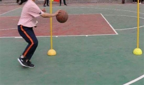 打篮球运球基本动作