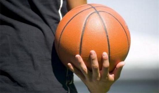 打篮球运球可以过肩吗