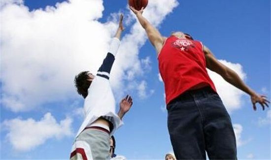 打篮球运球要用力吗