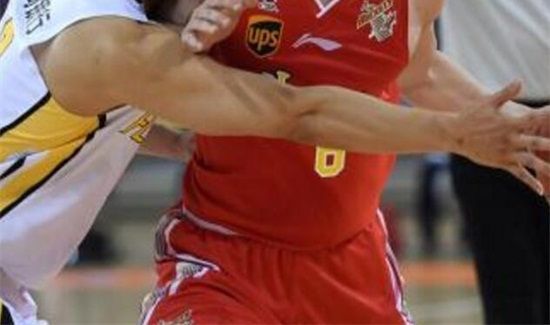 篮球正确防守动作