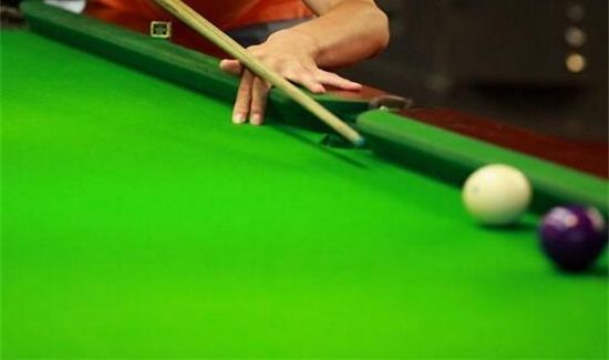 打台球发力时肘外拐