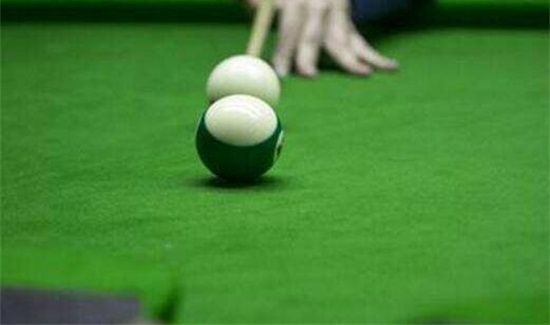 打台球发力时肘外拐