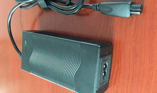 电动车充电器一直亮红灯怎么回事