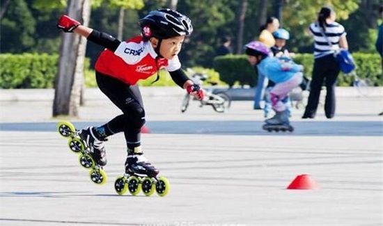 轮滑正蛇发力技巧