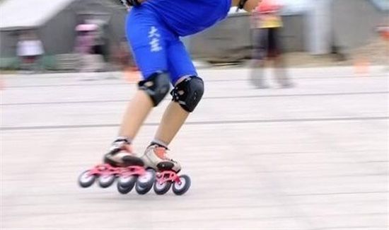 轮滑用哪里发力