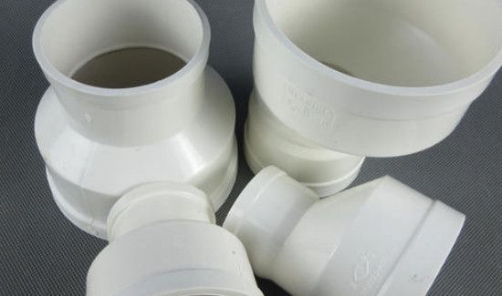 卫生间顺着管道漏水