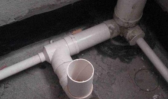 卫生间顺着管道漏水