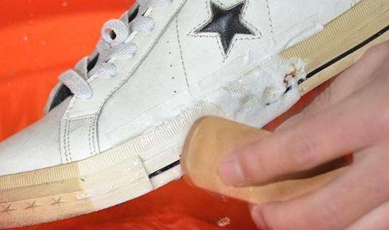 火锅油弄在白鞋子上怎么办