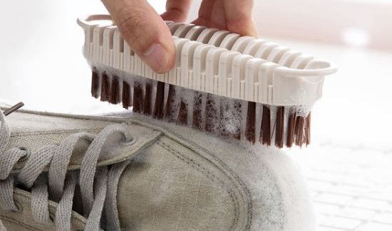 火锅油弄在白鞋子上怎么办