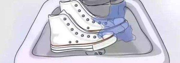 火锅油弄在白鞋子上怎么办