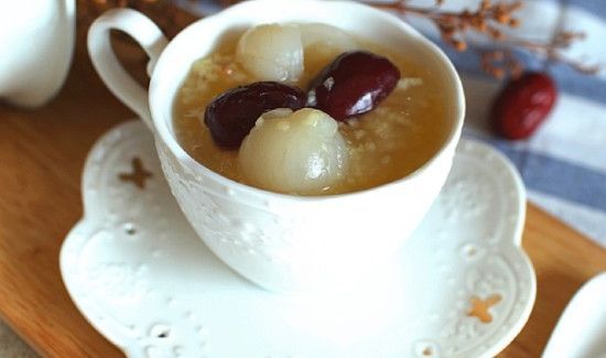 银耳小米粥的功效