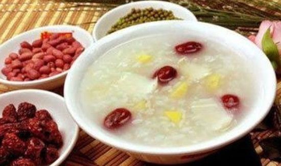银耳小米粥的功效