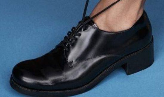 皮鞋放久了掉皮怎么办