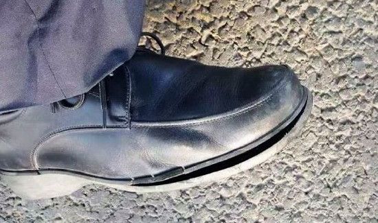 皮鞋放久了脱胶怎么办