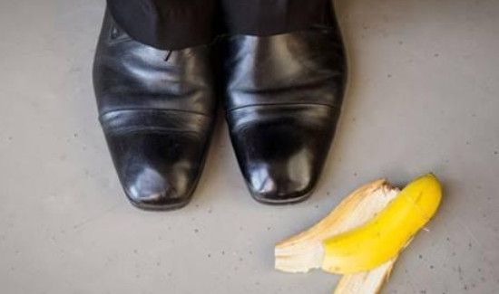 用香蕉皮擦鞋的方法