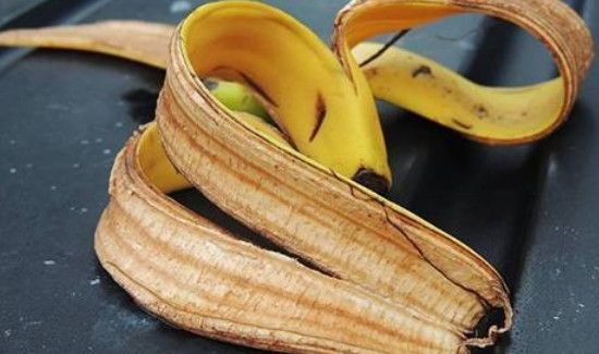 用香蕉皮擦鞋的方法