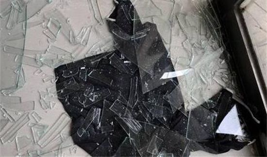 碎玻璃扎进手里看不见怎么办