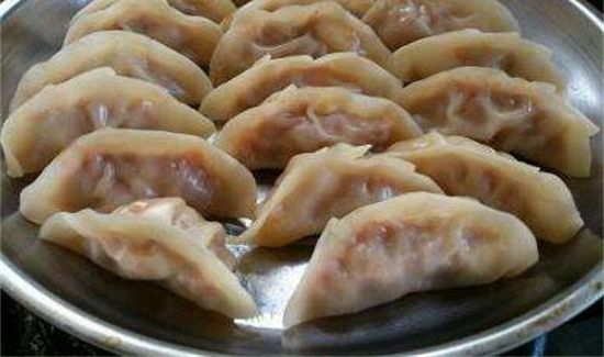 蒸饺粘盘子怎么处理