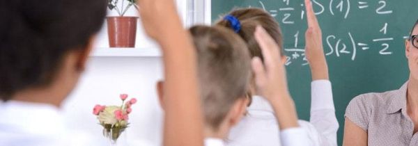 上课发言举哪只手正确