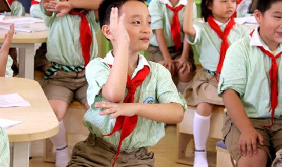 上课发言举哪只手正确