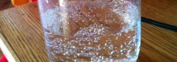 水杯壁很多气泡能喝吗