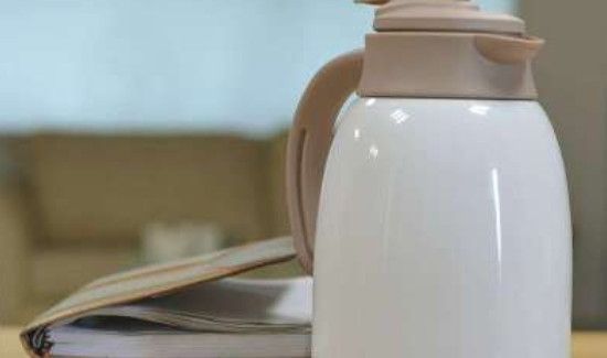 热水瓶内胆上的银白色金属是什么