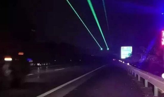 高速上的绿色激光灯是干嘛的