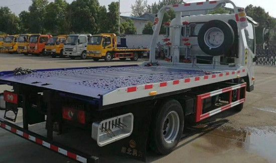 高速上拖车费用怎么算