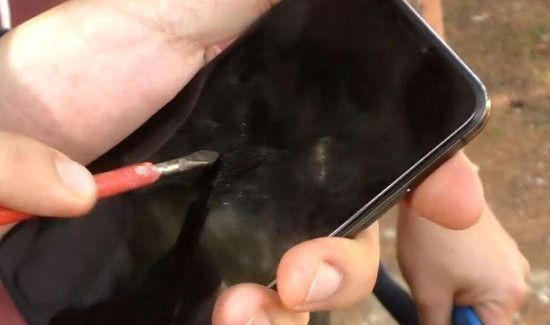 手机有划痕要换屏吗