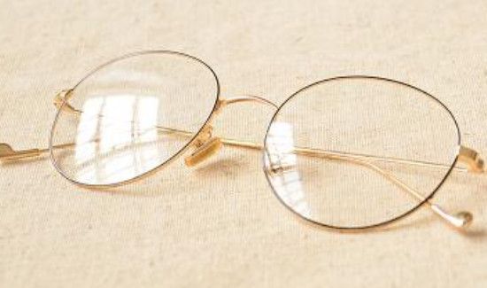 眼镜片掉了怎么按回去