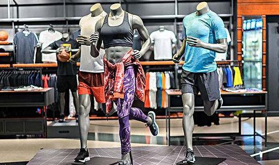 在购买衣服时,衣服标签上的字母L表是什么