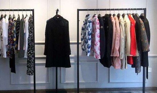 在购买衣服时,衣服标签上的字母L表是什么