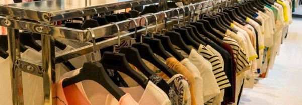 在购买衣服时,衣服标签上的字母L表是什么