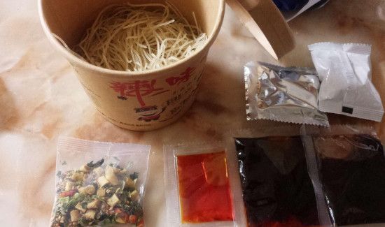 嗨吃家酸辣粉真假对比