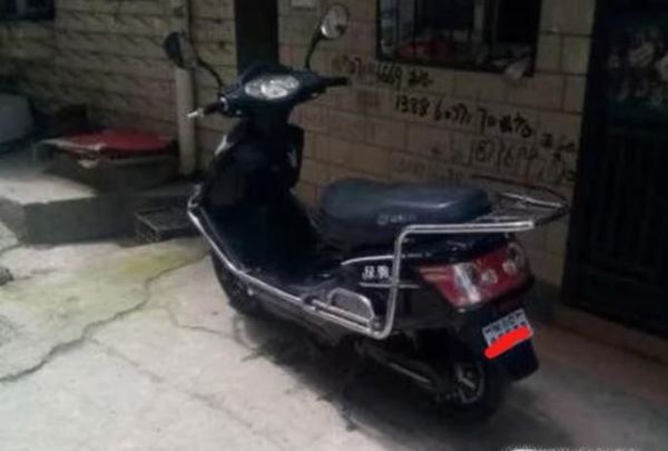 电动车的白底牌和绿底牌有什么差别